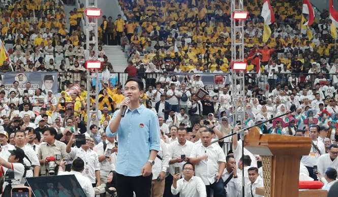 Gibran Tenangkan Prabowo: Ada Saya di Sini Pak