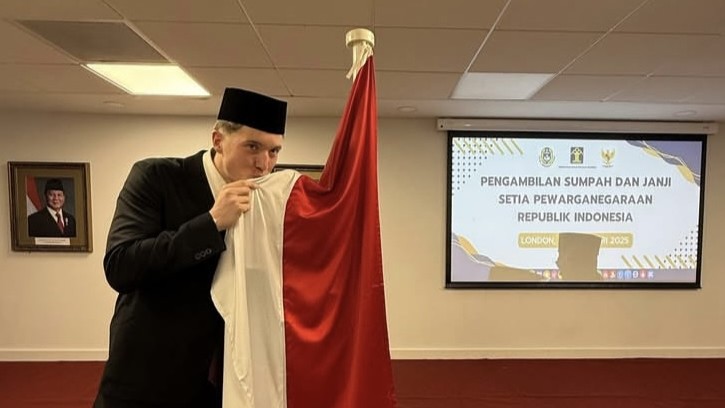 Ambil Sumpah WNI di London, Ole Romeny Langsung Bikin KTP dan Paspor