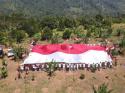 62 Bekas Napiter Bentangkan Bendera Merah Putih Raksasa di Poso