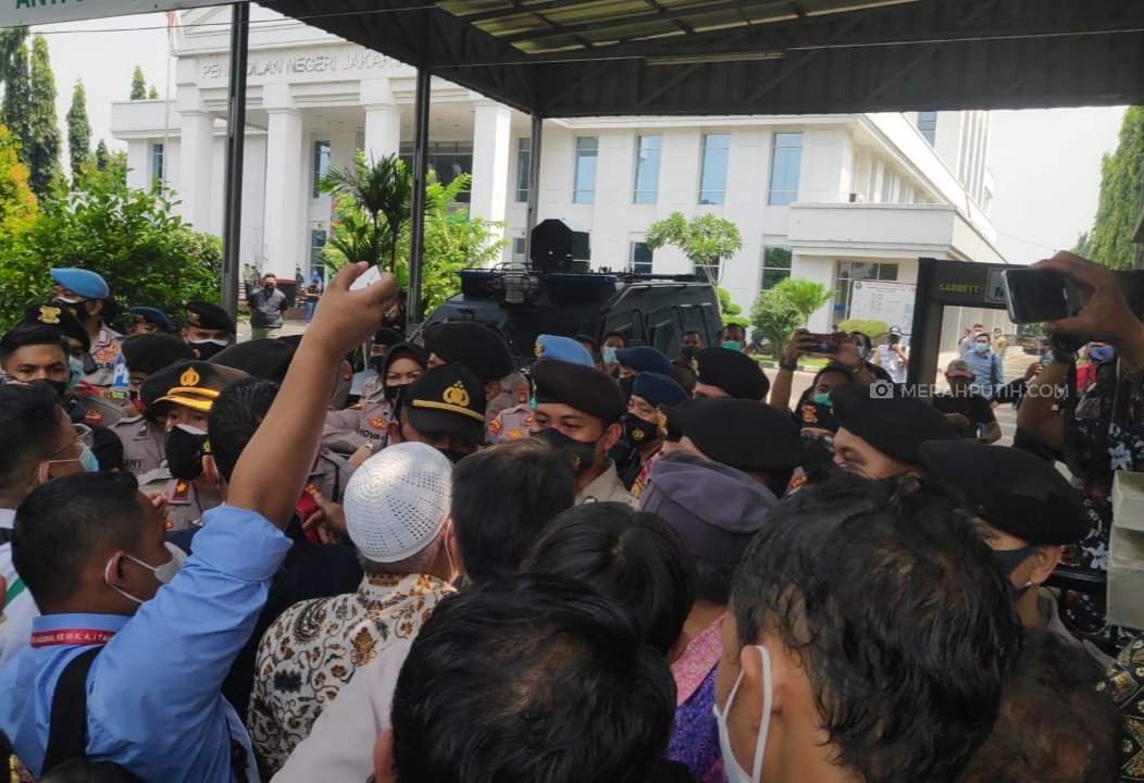 Kericuhan antara tim kuasa hukum Rizieq Shihab dengan aparat kepolisian di Pengadilan Negeri Jakarta Timur, Jumat (19/3). Foto: MP/Kanu