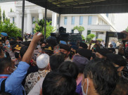 Tim Kuasa Hukum Rizieq Shihab Ribut dengan Polisi di PN Jakarta Timur