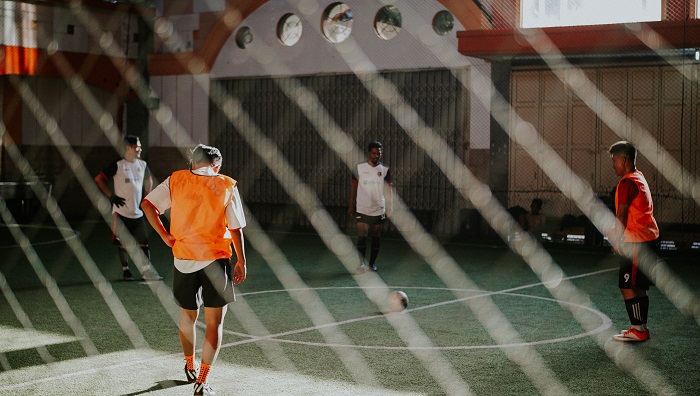 Bermain mini soccer bersama teman-teman