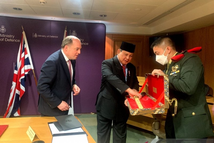 Menhan RI Prabowo Subianto saat memberikan cenderamata Keris Bali kepada Menhan Inggris Ben Wallace MP dalam kunjungannya ke London, Inggris. ANTARA/HO-Humas Setjen Kemhan