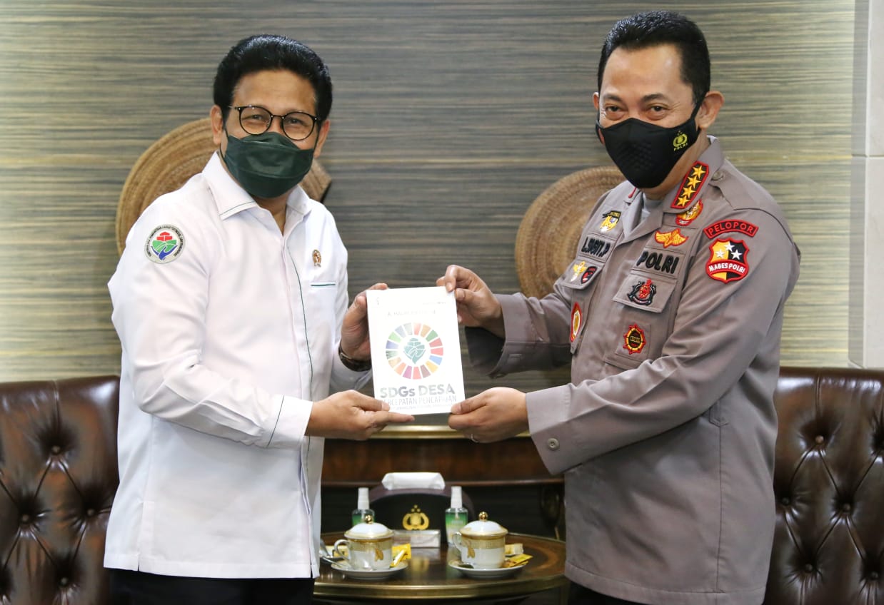 Mendes PDTT Abdul Halim Iskandar bertemu Kapolri Jenderal Listyo Sigit Prabowo di Mabes Polri, Kebayoran Baru, Jakarta Selatan, Selasa (25/5). Mugi/Humas Kemendes PDTT