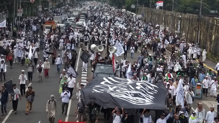 Pekikan Allah Akbar, Massa Bela Tauhid Bergerak Buka Paksa Kawat Berduri