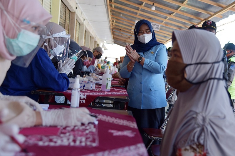 Vaksinasi. (Foto: Teresa Ika)