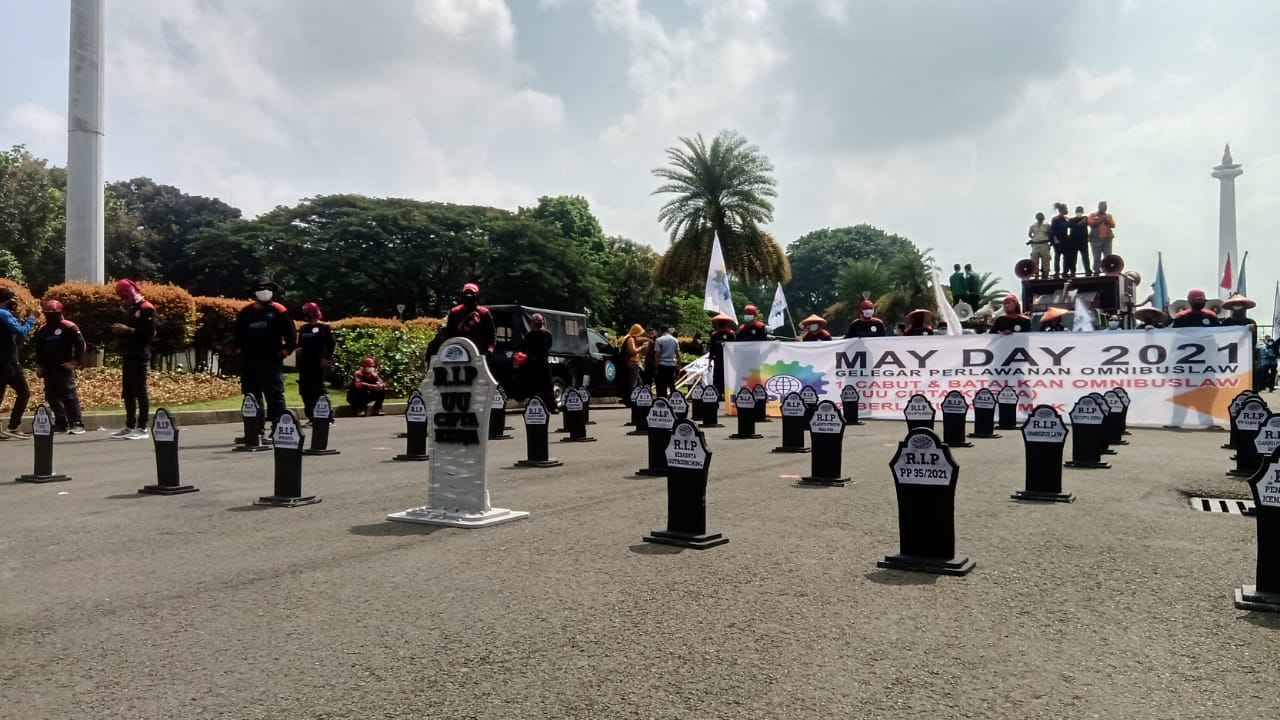 Aksi May Day, Buruh Bawa Nisan Makam 'RIP UU Cipta Kerja'