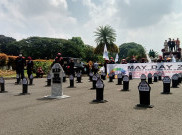 Aksi May Day, Buruh Bawa Nisan Makam 'RIP UU Cipta Kerja'