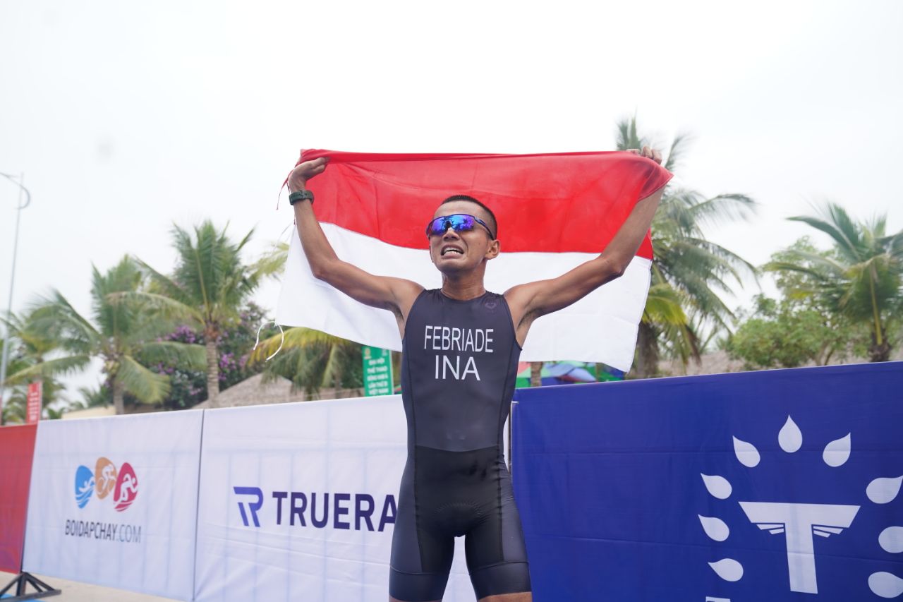 Minggu (15/5) Pagi, Merah Putih Sudah Berkibar Berkat Tim Triathlon dan Duathlon