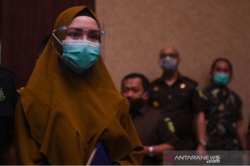Terdakwa kasus suap dan gratifikasi pengurusan fatwa Mahkamah Agung (MA) Djoko Tjandra, Jaksa Pinangki Sirna Malasari (kiri) berjalan memasuki ruang sidang di Pengadilan Tipikor, Jakarta, Rabu (4/11/2020). Sidang itu beragenda mendengarkan keterangan saksi-saksi. ANTARA FOTO/Akbar Nugroho Gumay/wsj.