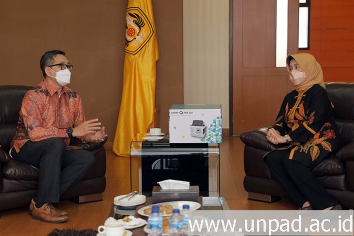 Mico Biomed, Korea Selatan menghibahkan 30 unit mesin polymerase chain reaction (PCR) kepada Universitas Padjadjaran (Unpad). (Foto: MP/unpad.ac.id)