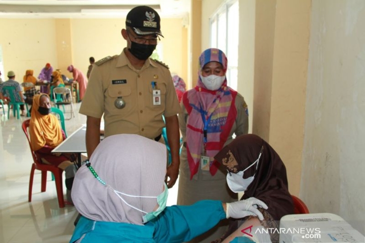 Camat Kepulauan Seribu Utara Ismail meninjau vaksinasi COVID-19 di Kecamatan Kepulauan Seribu Utara, Kepulauan Seribu pada Selasa (19/10/2021). ANTARA/HO-Kominfotik Jakarta Utara