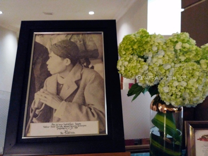 Foto Jendral Sudirman di lorong kamar Sudirman Suit. (Foto: merahputih.com/Teresa Ika)
