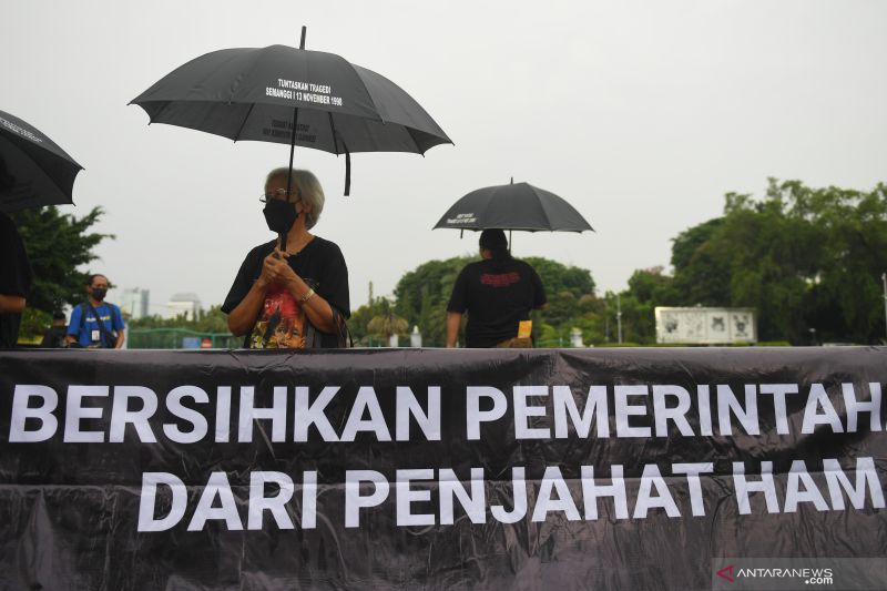 Sejumlah aktivis HAM menggelar aksi Kamisan di Jakarta, Kamis (6/1/2022). (ANTARA/Akbar Nugroho Gumay)