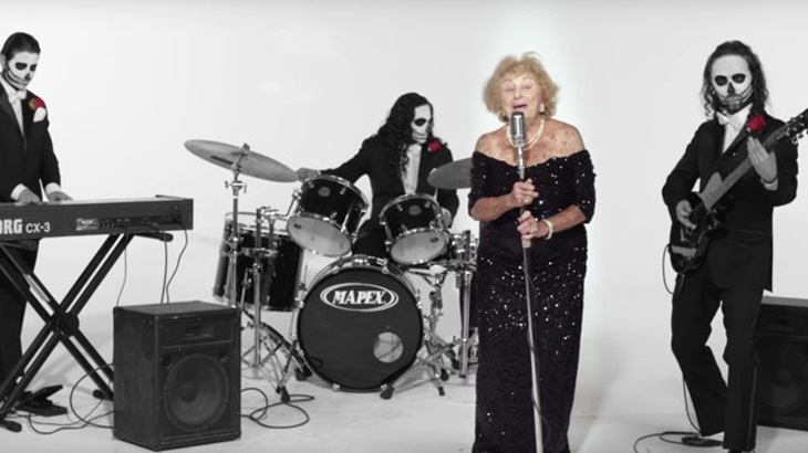 Dahsyat! Vokalis Band Death Metal Ini Seorang Nenek Berusia 96 Tahun