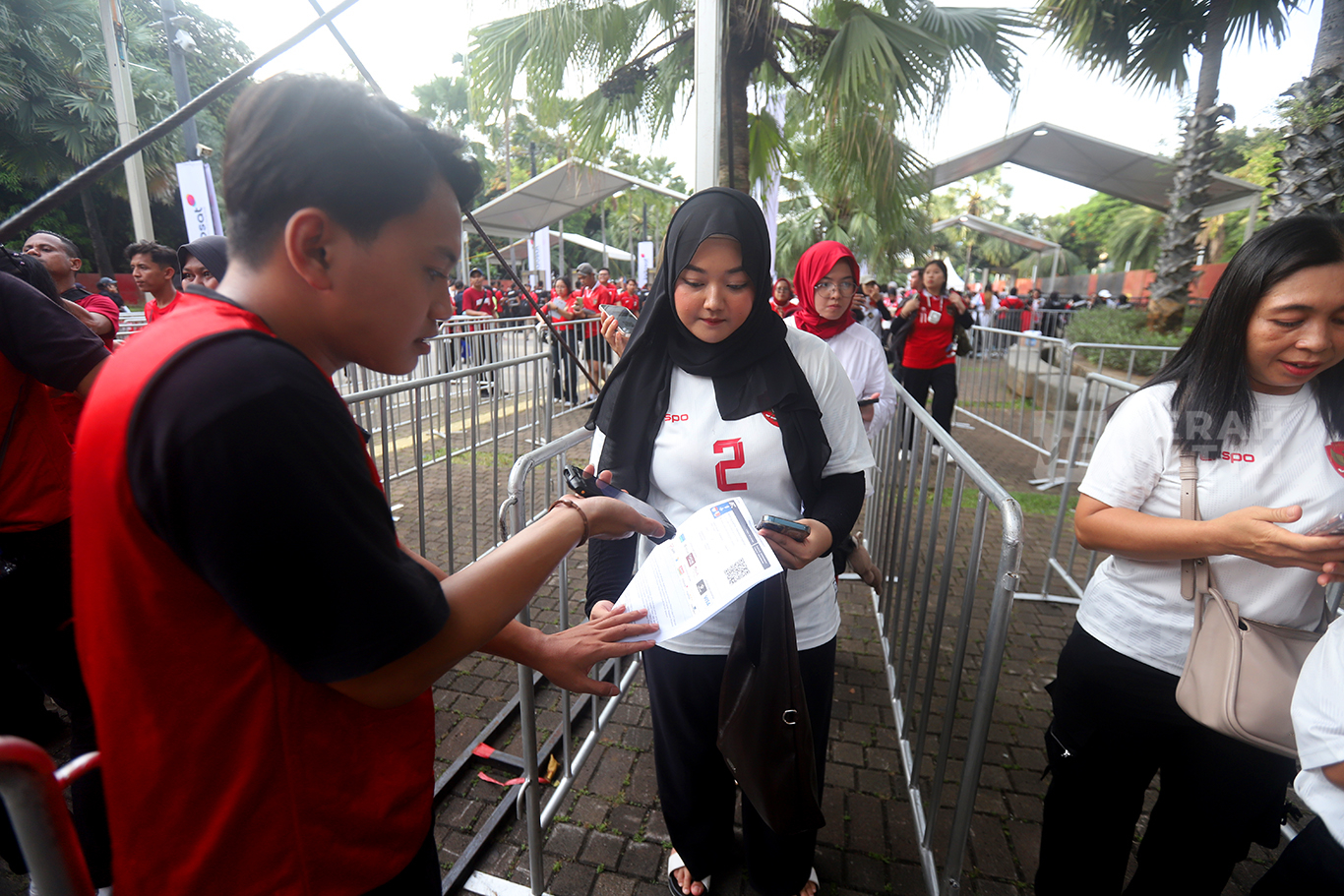 Antusias Supporter Timnas Indonesia Memasuki Gate Stadion Utama GBK Jakarta