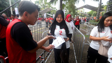 Antusias Supporter Timnas Indonesia Memasuki Gate Stadion Utama GBK Jakarta