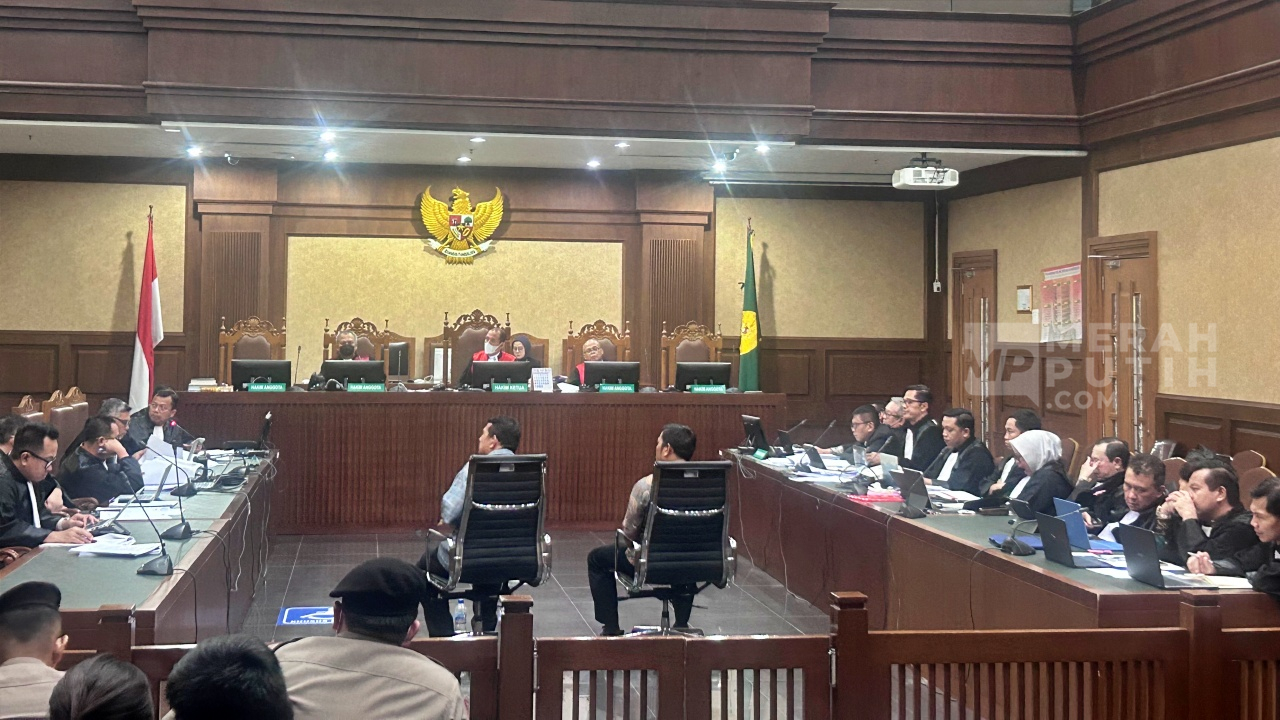 Bersaksi di Sidang Hasto, Kusnadi: Bukan Handphone, Tapi Pakaian yang Ditenggelamkan usai Larung