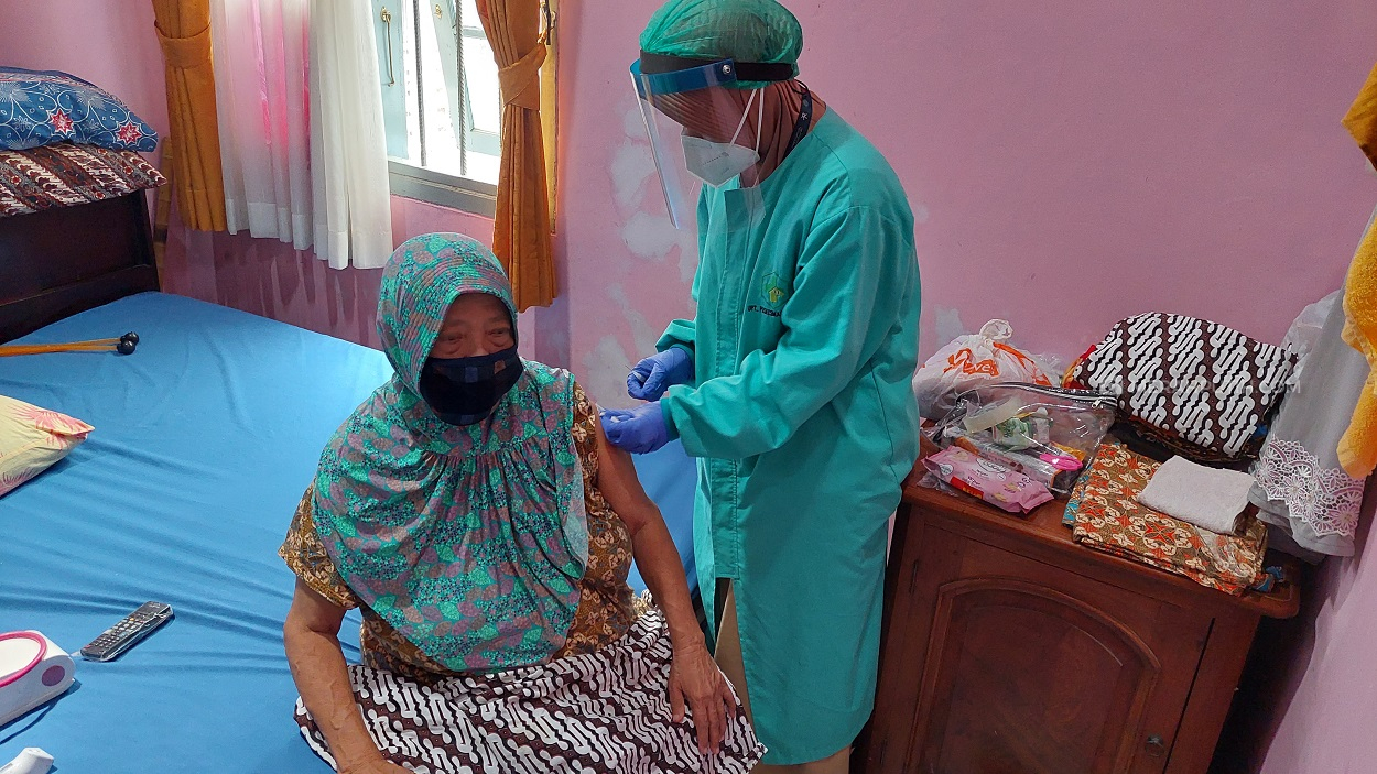 Kisah Warga Komorbid dan Kaki Diamputasi dapat Vaksin dari Program Door to Door