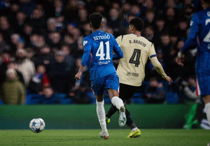 Barcelona Hancur Lebur di Stamford Bridge, Hansi Flick Akui Kartu Merah Ronald Araujo Bikin Repot