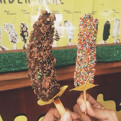Pisang dilumuri coklat ala cocomonkey.id