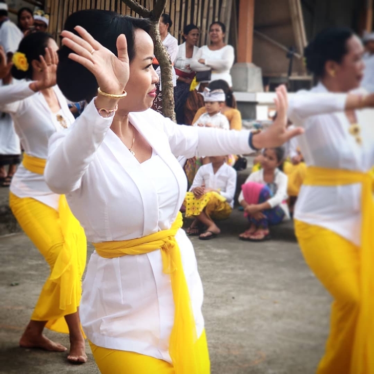 Tari rejang renteng. (Foto: instagram.com/gungdewimurdana)