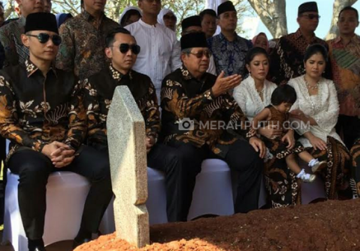 SBY Siramkan Air Penanda Kehidupan Abadi Ani Yudhoyono