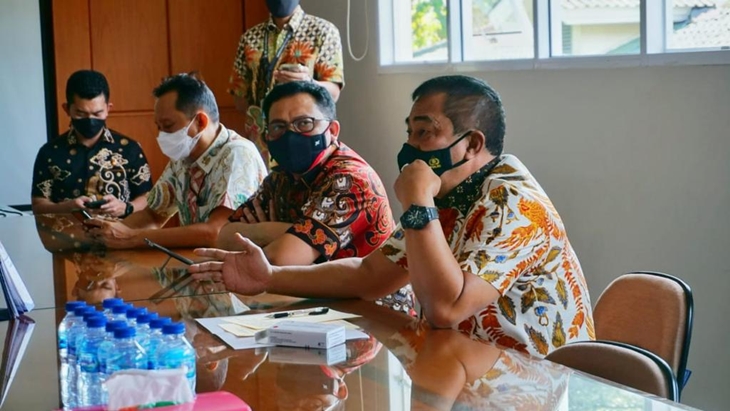 Kabareskrim Polri Komjen Agus Andrianto melakukan pengecekan langsung ke pabrik obat PT Pyridam Farma di Cianjur, Jawa Barat, Jumat (9/7). (Foto: MP/Humas Polri)