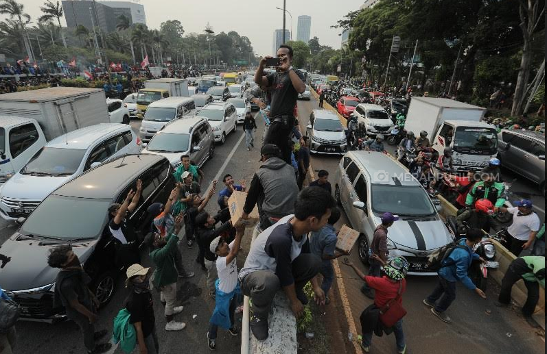 Foto: Tutup Akses Tol Dalam Kota, Ribuan Mahasiswa Melakukan Unjuk Rasa Di Depan Gedung DPR