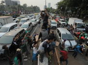 Foto: Tutup Akses Tol Dalam Kota, Ribuan Mahasiswa Melakukan Unjuk Rasa Di Depan Gedung DPR