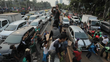 Foto: Tutup Akses Tol Dalam Kota, Ribuan Mahasiswa Melakukan Unjuk Rasa Di Depan Gedung DPR