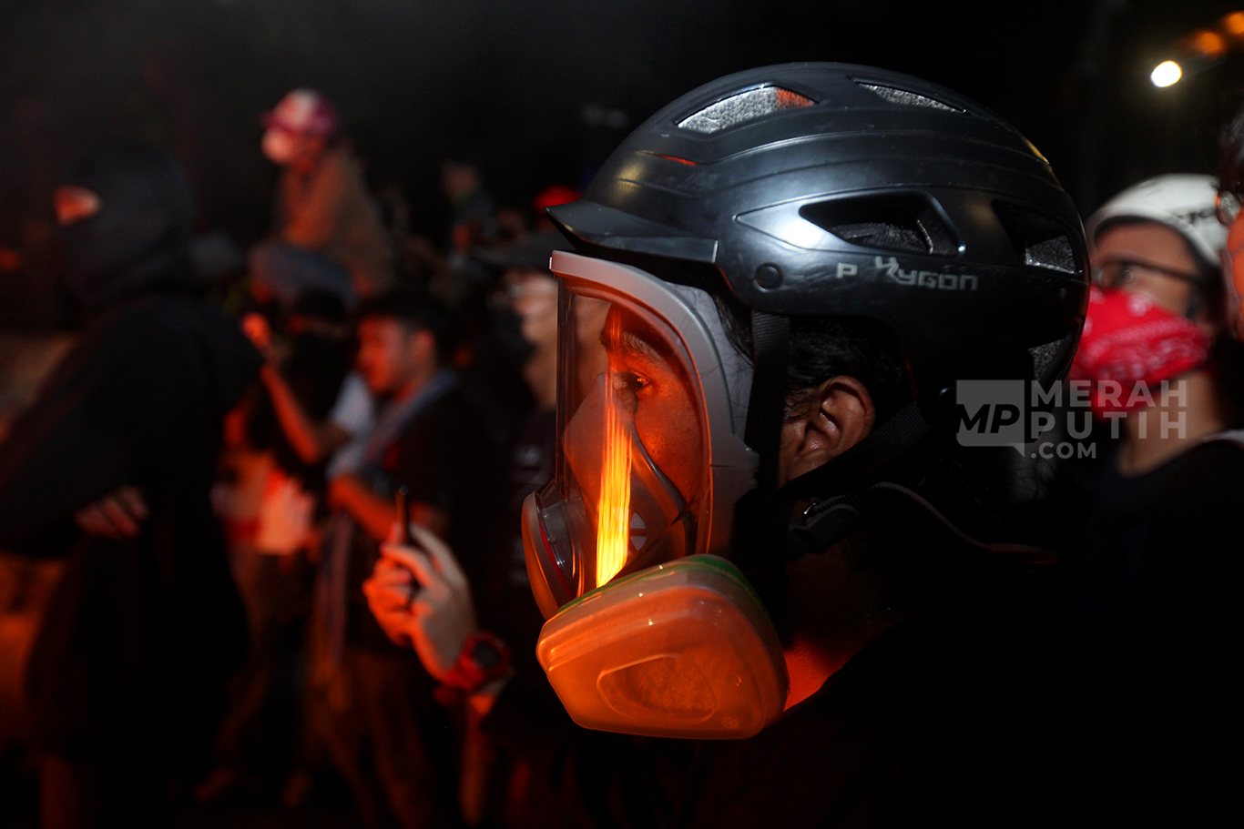 Mahasiswa dalam aksi demo Indonesia Gelap di Patung Kuda, Silang Monas, Jakarta, Jum'at (21/2/2025).