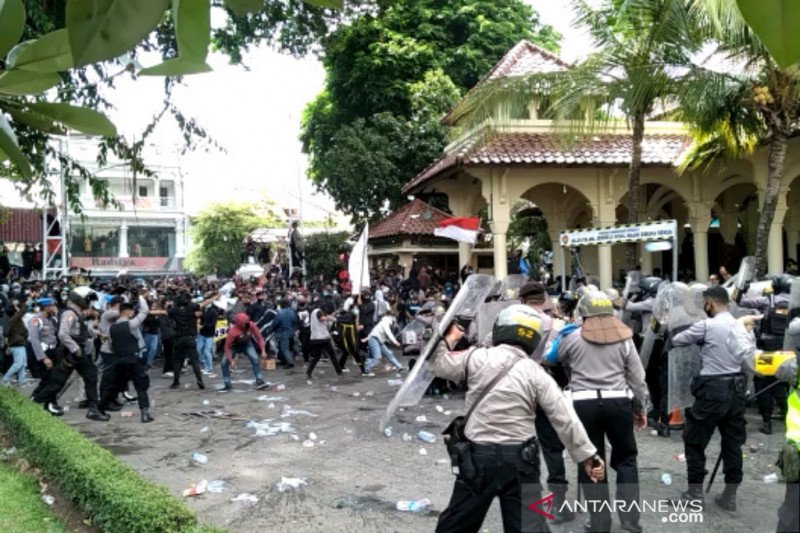 Demo Tolak UU Ciptaker di Yogya Ricuh dan Satu Bangunan Terbakar
