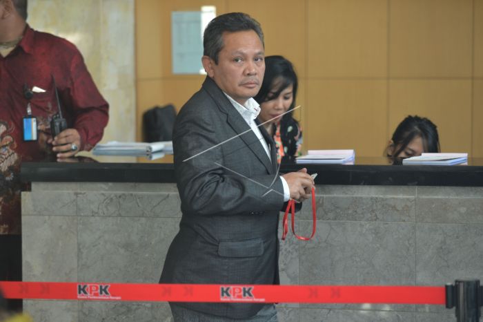 Mantan Wakil Ketua Komisi II DPR Khatibul Umam Wiranu tiba di gedung KPK untuk menjalani pemeriksaan di Jakarta, Jumat (9/12). Khatibul yang sekarang merupakan Anggota Komisi VIII DPR itu diperiksa sebagai saksi dalam kasus dugaan korupsi KTP elektronik atau e-KTP. ANTARA FOTO/Akbar Nugroho Gumay/foc/16.