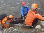 Tim SAR Evakuasi Pendaki Terjatuh di Gunung Slamet