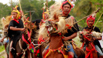 Kemeriahaan Festival Kuda Dan Kain Tenun Sumba