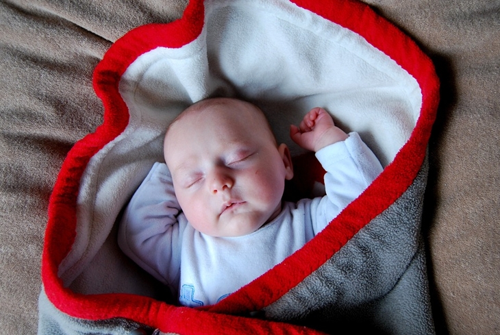 (Foto 3) Bawa selimut agar si Kecil tetap hangat dan tidur nyenyak. Foto by Pixabay BenKerckx