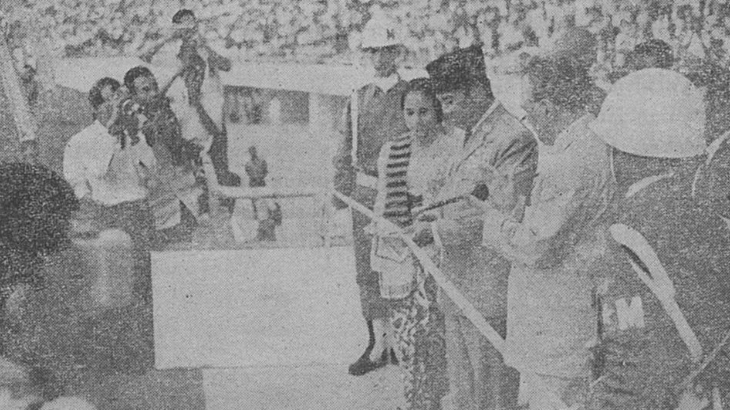 Presiden Soekarno memotong pita saat pembukaan Asian Games 1962. (Foto/Majalah Mimbar Penerangan Tahun ke XIII No. 6/7, Juni/Juli 1962)