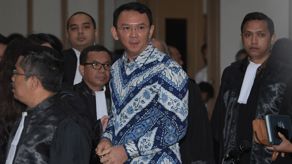 Mengenal Batik Kelengan yang Dipakai Ahok Saat Sidang