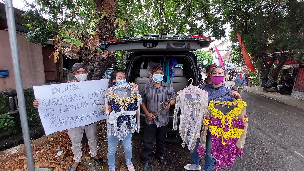 Seniman wayang dan sinden berjualan alat-alat pentas di Jalan Basuki Rahmat, Kelurahan Kerten, Kecamatan Laweyan, Solo, Jawa Tengah, Sabtu (21/8). (MP/Ismail)