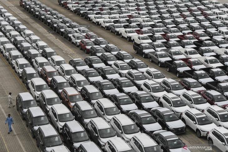 Sejumlah petugas memeriksa mobil-mobil yang terparkir di IPC Car Terminal, Pelabuhan Tanjung Priok, Jakarta Utara, Senin (18/1/2021). ANTARA FOTO/Fakhri Hermansyah/rwa.