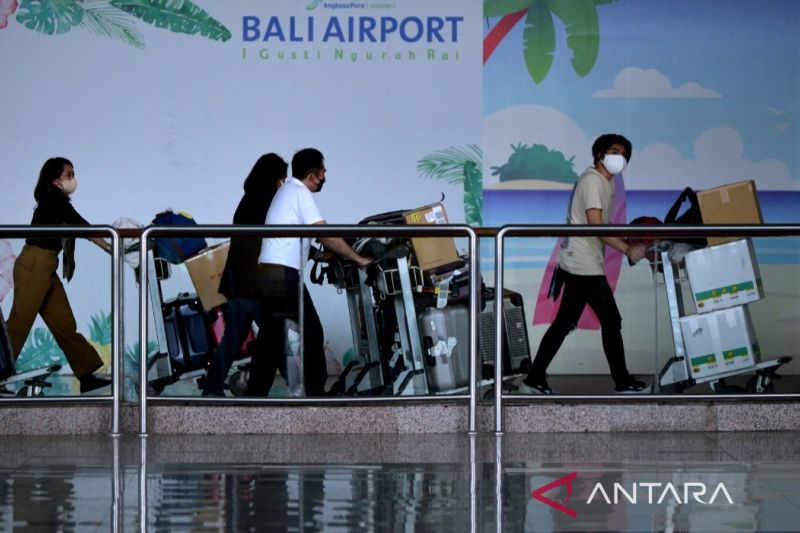 Sejumlah penumpang pesawat maskapai penerbangan Garuda Indonesia dengan nomor penerbangan GA881 tiba di Bandara Internasional I Gusti Ngurah Rai, Badung, Bali, Kamis (3/2/2022). ANTARA/Naufal Fikri Yusuf