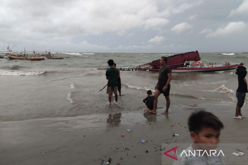 Kapal Wisata Pulau Tikus Bengkulu Karam, 7 Orang Meninggal