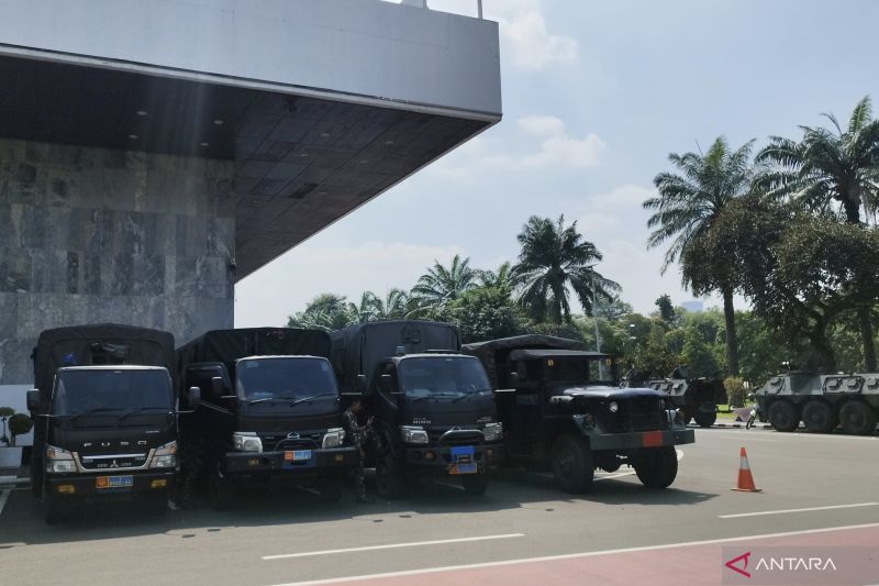 TNI Mulai Bangun Tenda Prajurit di DPR, Rantis Pindad Anoa Siaga