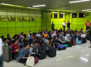 Ratusan Korban Iklan Hoaks Lowongan PT KAI Terlantar di Gambir