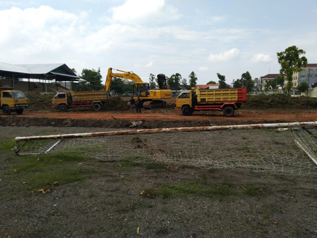 Lapangan Kota Barat Solo mulai dilakukan renovasi sebagai lokasi latihan pemain, Kamis (5/11). (MP/Ismail)