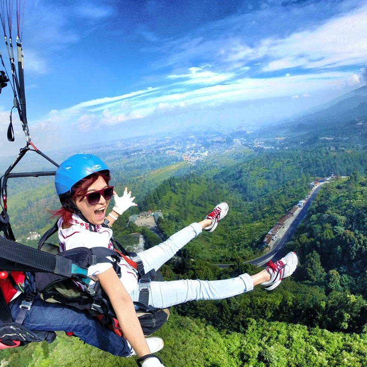 Paralayang di Bukit Gantole Puncak. (Foto: instagram.com/rieshegar)