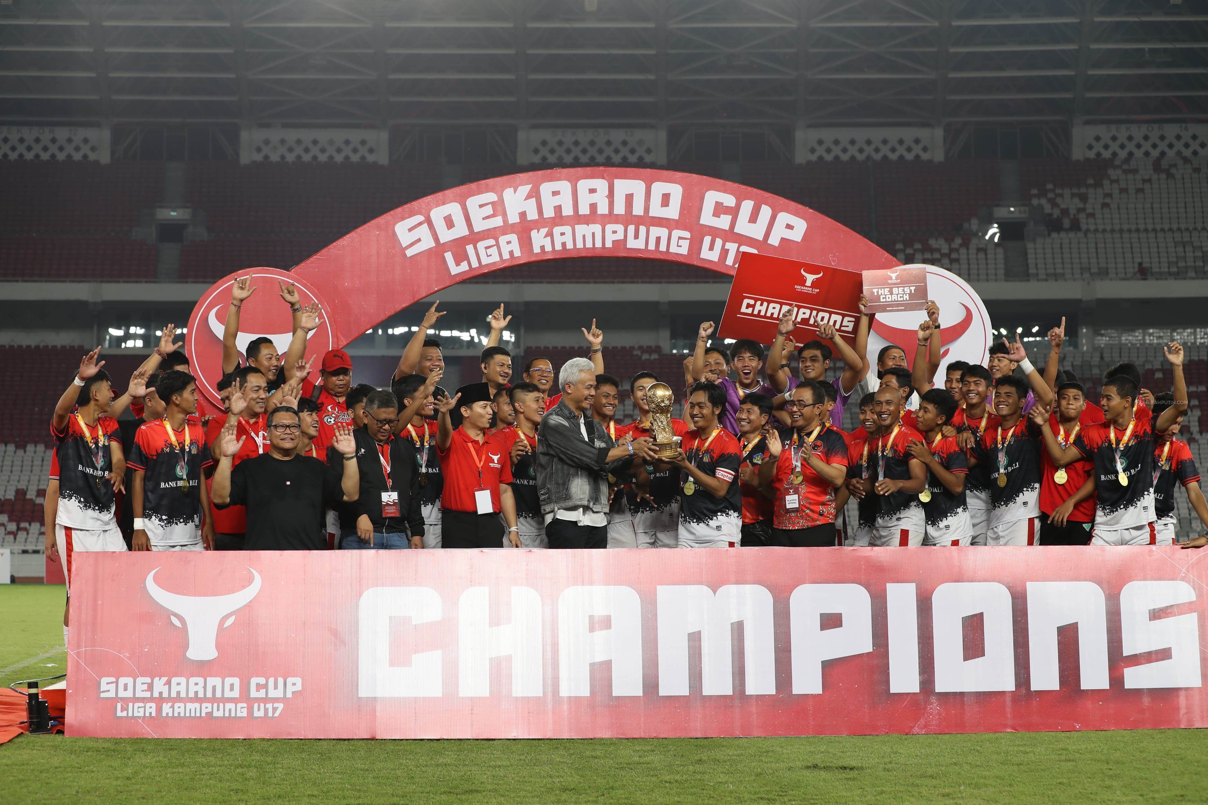 Bali Juarai Liga Kampung, Ganjar Pranowo Anugerahkan Piala Soekarno