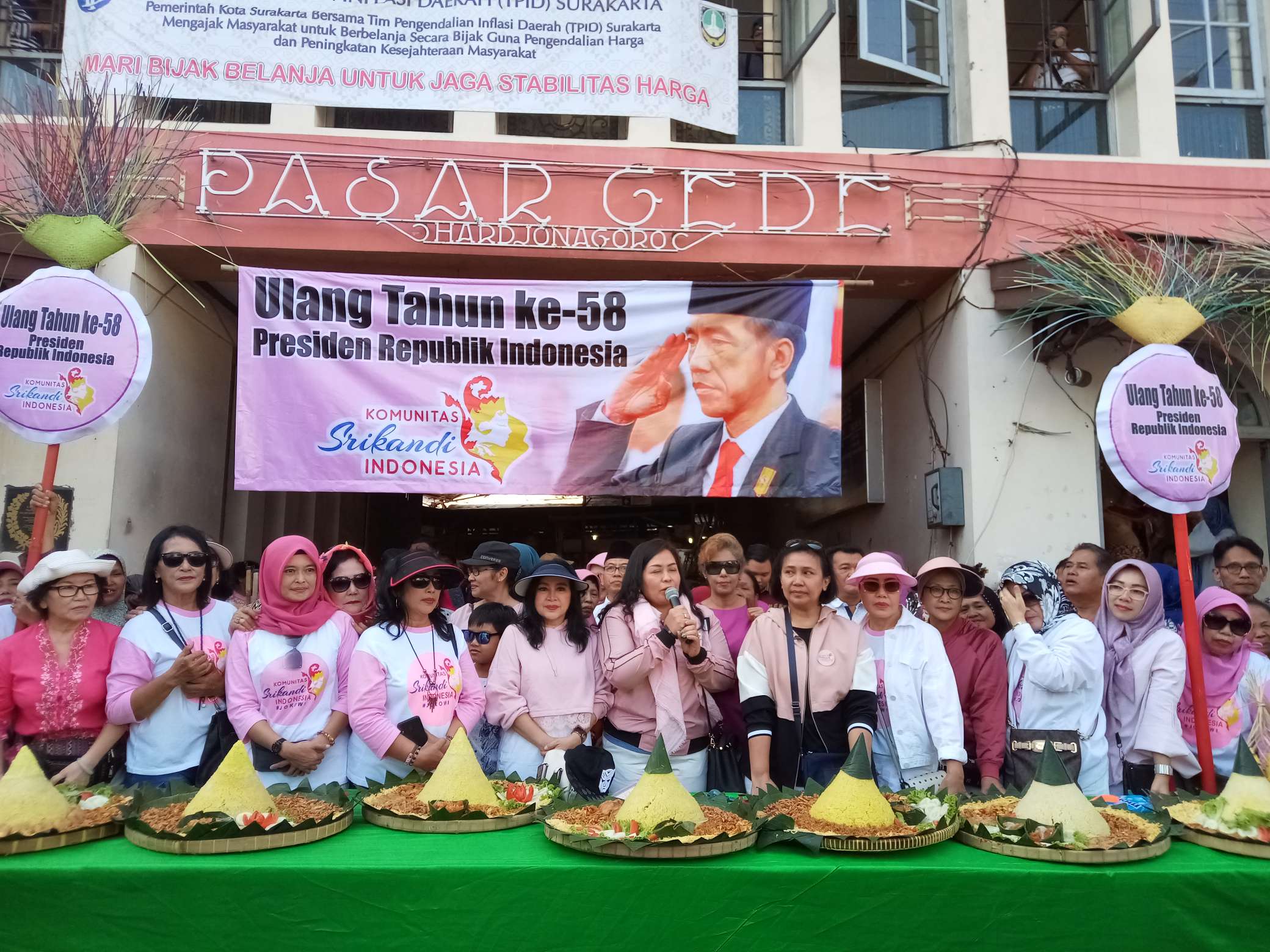 Warga Solo merayakan ulang tahun Presiden Jokowi dengan potong nasi tumpeng di Pasar Gede, Kelurahan Sudiroprajan, Kecamatan Jebres, Solo, Jawa Tengah, Jumat (21/6). (MP/Ismail) 