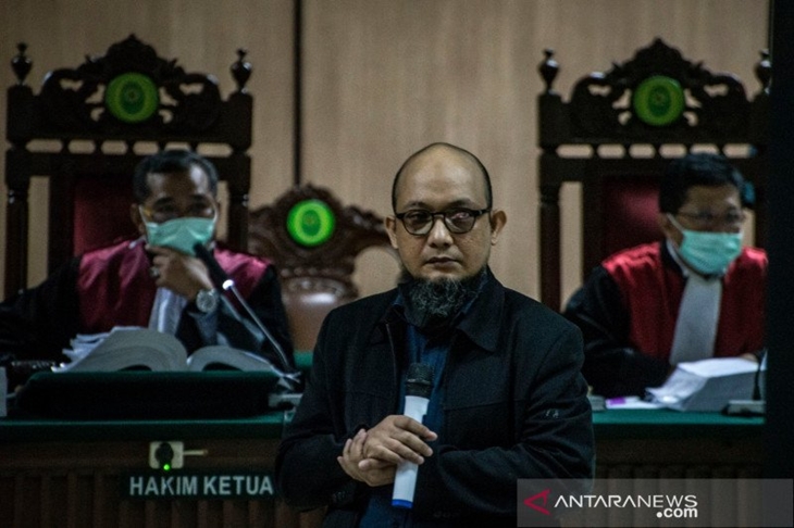 Penyidik KPK Novel Baswedan (tengah) selaku korban menjadi saksi dalam sidang lanjutan kasus penyiraman air keras terhadap dirinya dengan terdakwa Ronny Bugis dan Rahmat Kadir Mahulette di Pengadilan Negeri Jakarta Utara, Jakarta, Kamis (30/4/2020). ANTARA FOTO/Aprillio Akbar/nz